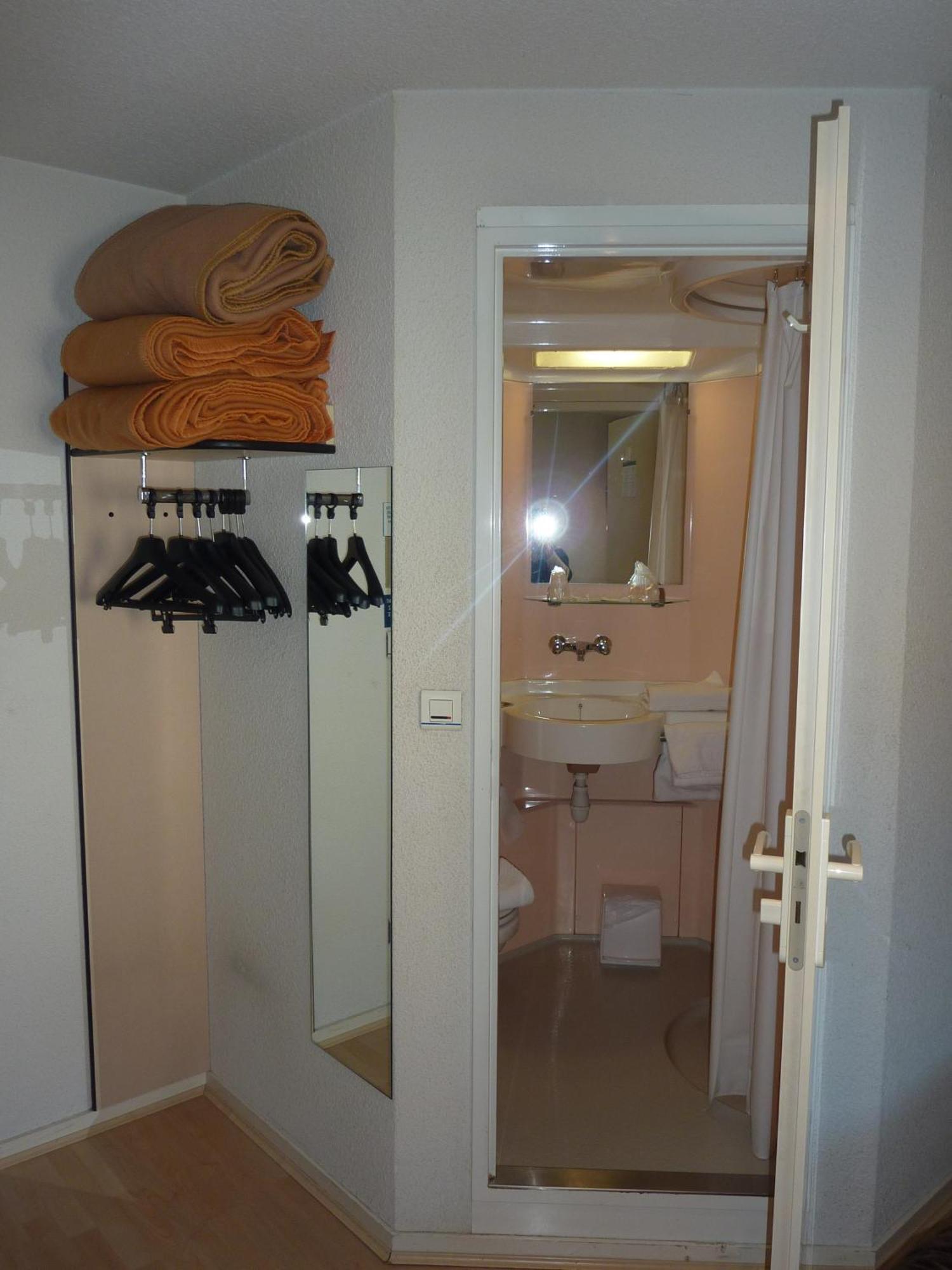 Lac'Hotel France Montreal La Cluse Room photo